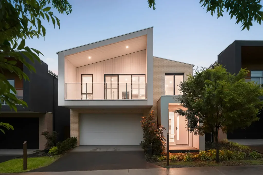 Berwick 3房 全新现代住宅 近邻Village 商店餐厅 三卧主卧带套衣帽阳台 设计师厨房Miele电器 大理石台面 循环冷暖 百叶窗 低维花园 双车库 Modern Living in the Heart of Berwick!