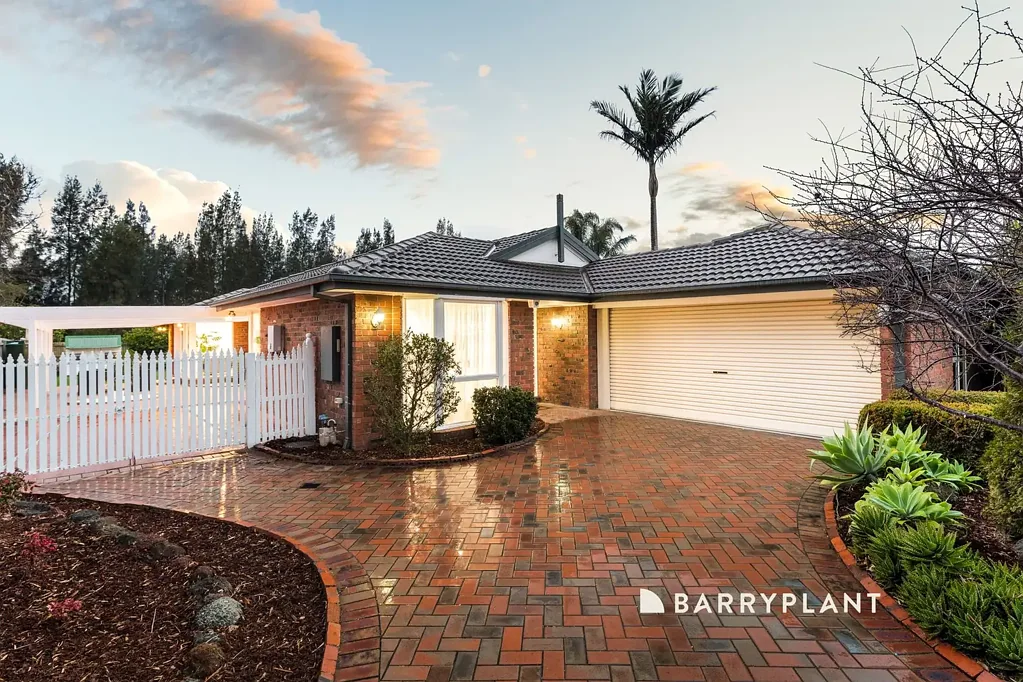 Rowville 3房 备受追捧角落 维护良好翻新 卓越生活方式 风景小径近在咫尺 宽敞明亮起居区 私人套间步入式衣帽间 巨大覆盖娱乐区 开放空间种植箱 双遥控车库 管道供暖 Immaculate Family Haven