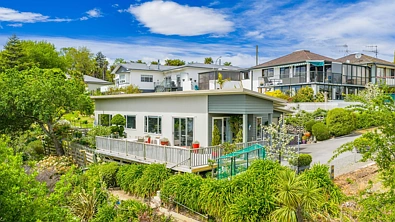Waipukurau and Surrounds 3 Bedroom Modern with view and a garden wonderland