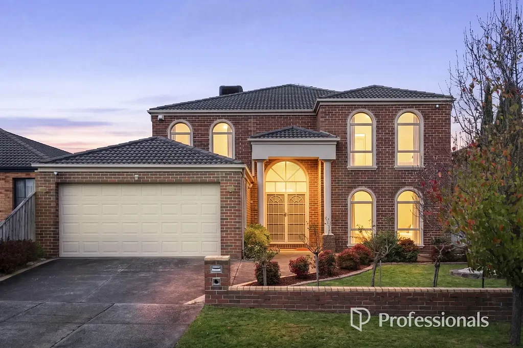 Scoresby 4ห้องนอน Rare opportunity for one of Scoresby’s finest luxury family homes with premium living and entertaining