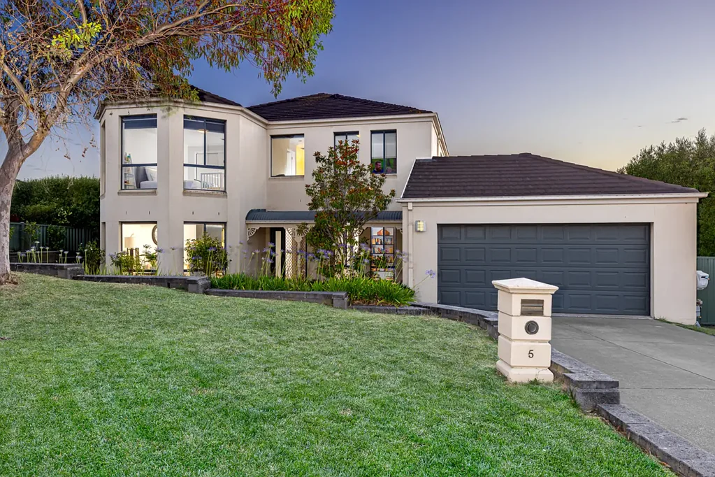 Ballarat North 5બેડરૂમ Impressive Family Living with Spectacular Ballarat Outlooks
