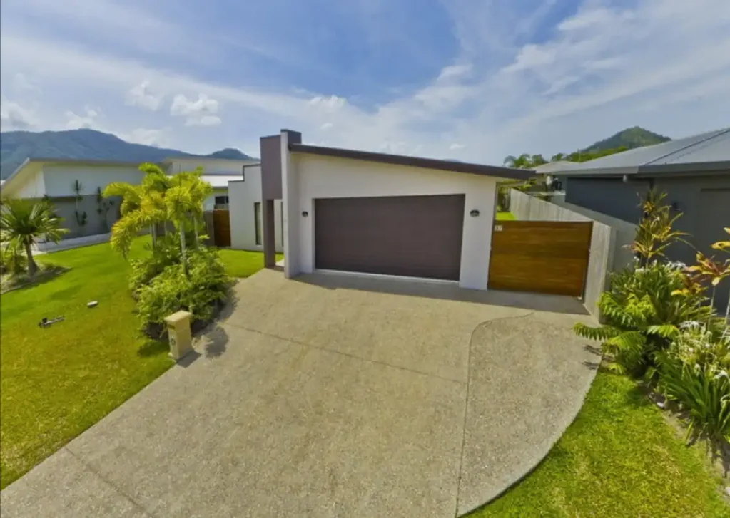 TROPICAL ENTERTAINER! FAMILY HOME IN GREAT LOCATION!