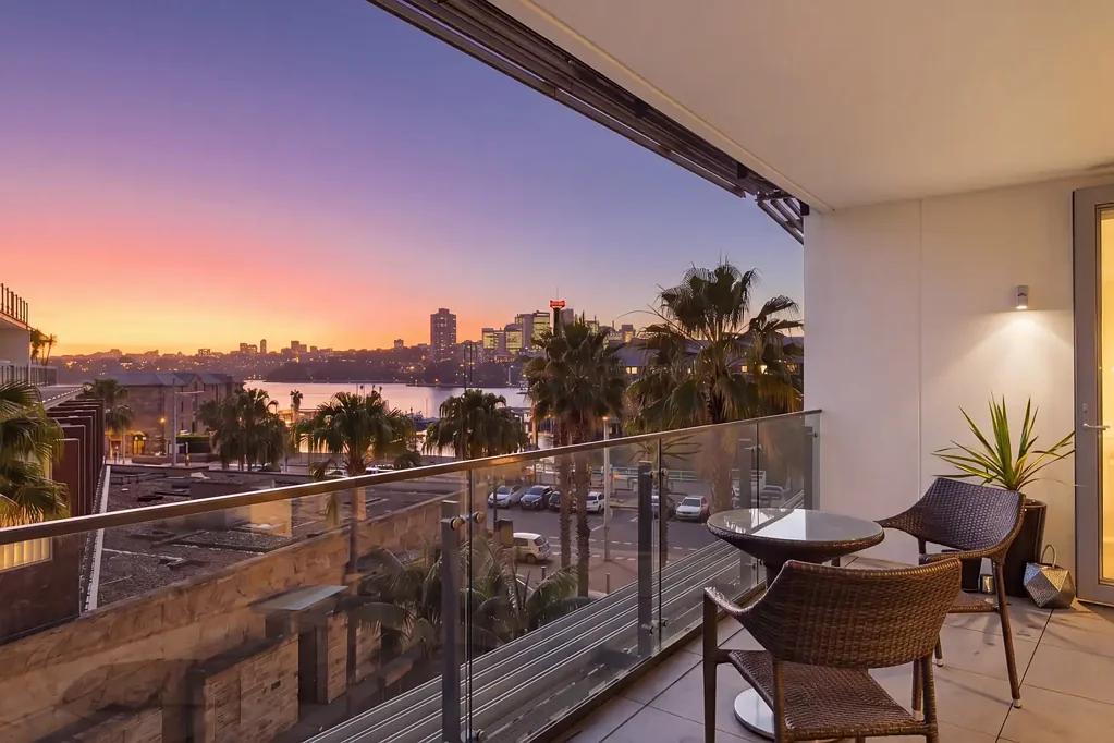 Fully-Furnished 2-Bedroom with Harbour Views in Walsh Bay