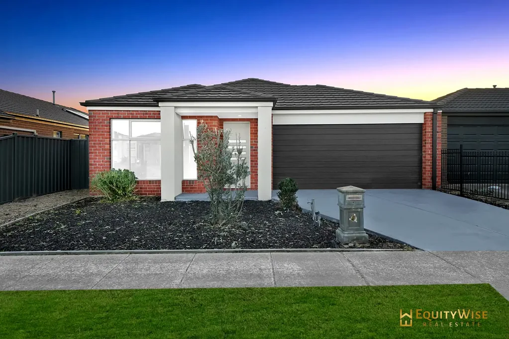 Wyndham Vale 4房 宽敞朝东住宅 新粉刷呈现 步行达Riverbend小学 邻近Presidents Park 设施齐全 主卧带步入式衣帽间 现代厨房 石英台面 双车库 Spacious & Centrally Located!