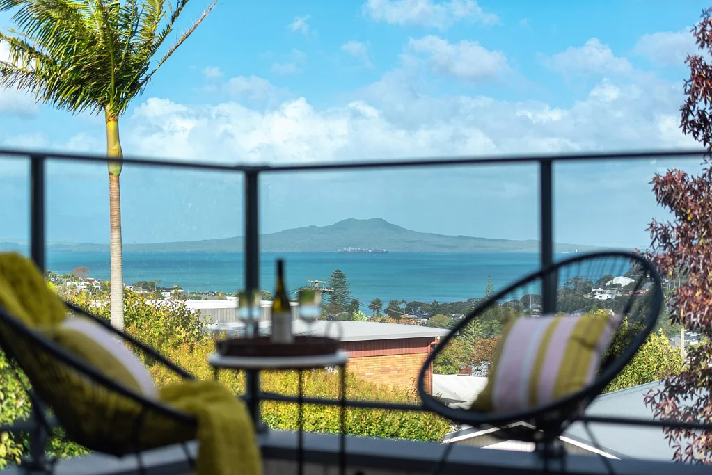 Rothesay Bay 4房 一线海景震撼登场｜坐拥Rangitoto美景，定义不一样的海岸人生！ ** Auction Brought Forward **