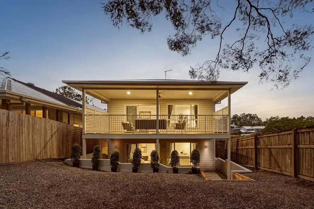 Indooroopilly 8ਬੈੱਡਰੂਮ Expansive Dual-Living Residence in the Heart of Indooroopilly