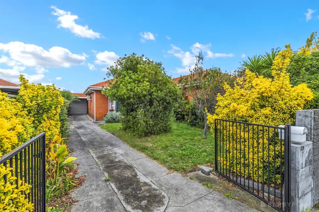 Springvale South 3房 Springvale中心地块 535㎡长方形 平整土地 基础稳固 翻新潜力大 家庭友好社区 邻近设施齐全 A DIAMOND IN THE ROUGH IN SPRINGVALE SOUTH