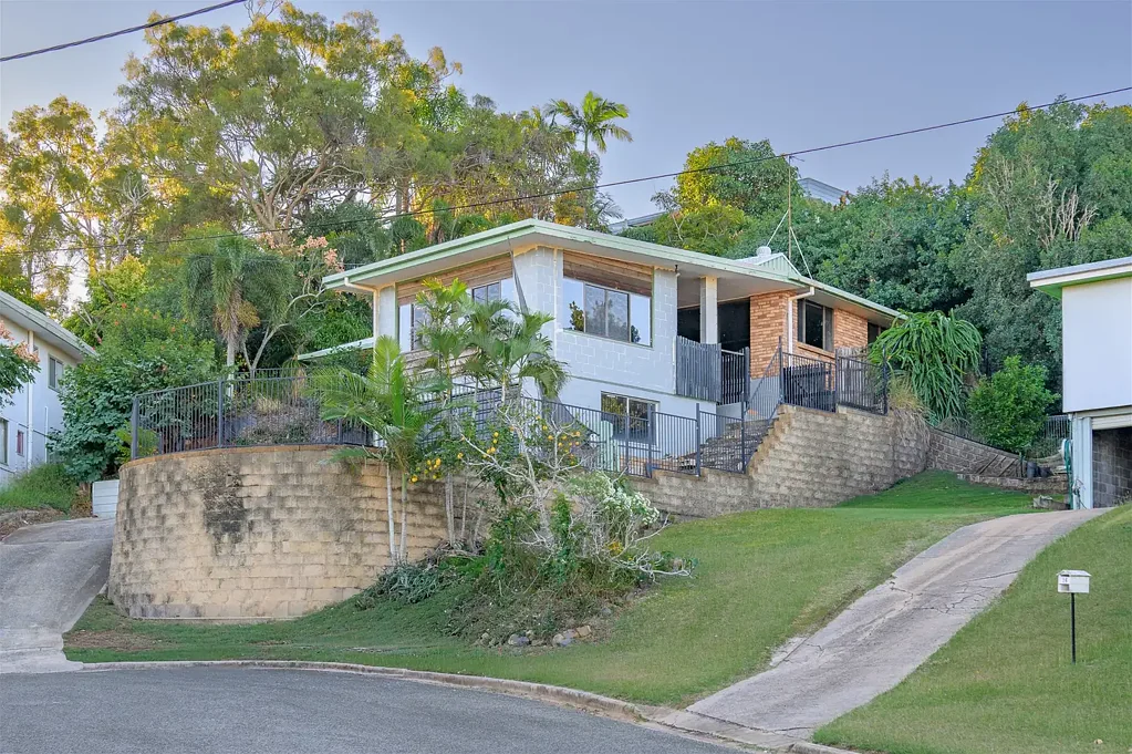 Sun Valley 3房  Elevated Family Living with Stunning Views, Character and Space