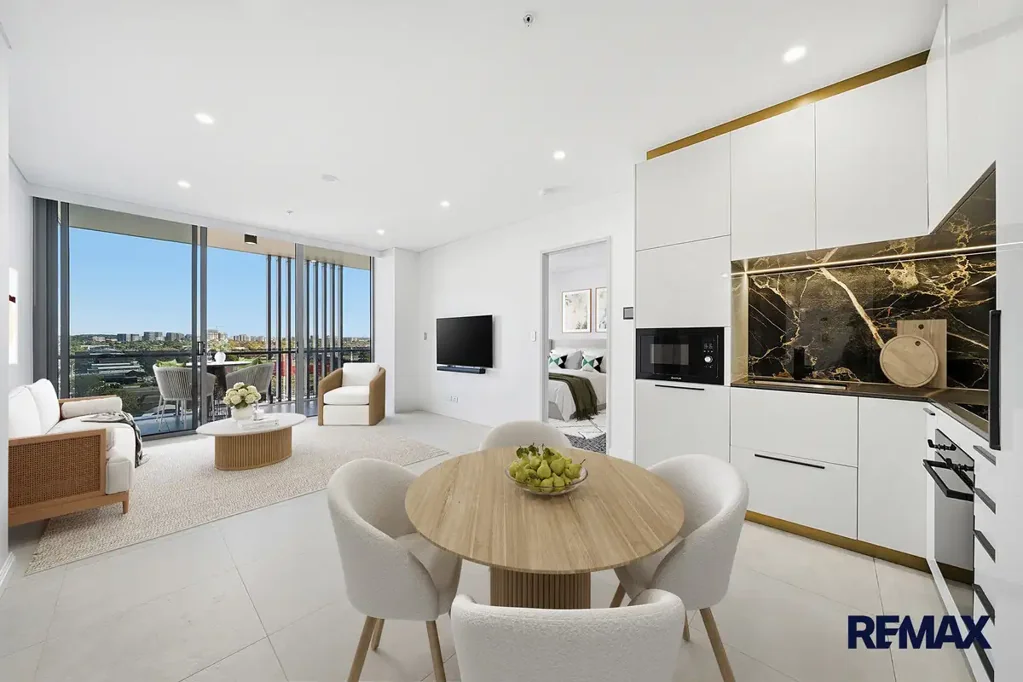 Lidcombe 2房 现代Meriton公寓 开放式布局 地下车位 空调通风 屋顶泳池健身房 步行交通便捷 家校近便 Experience resort-style living in a modern, quality apartment
