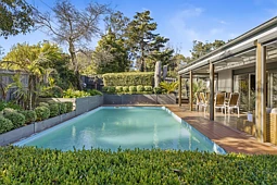 2 Rosedale Grove, Frankston South