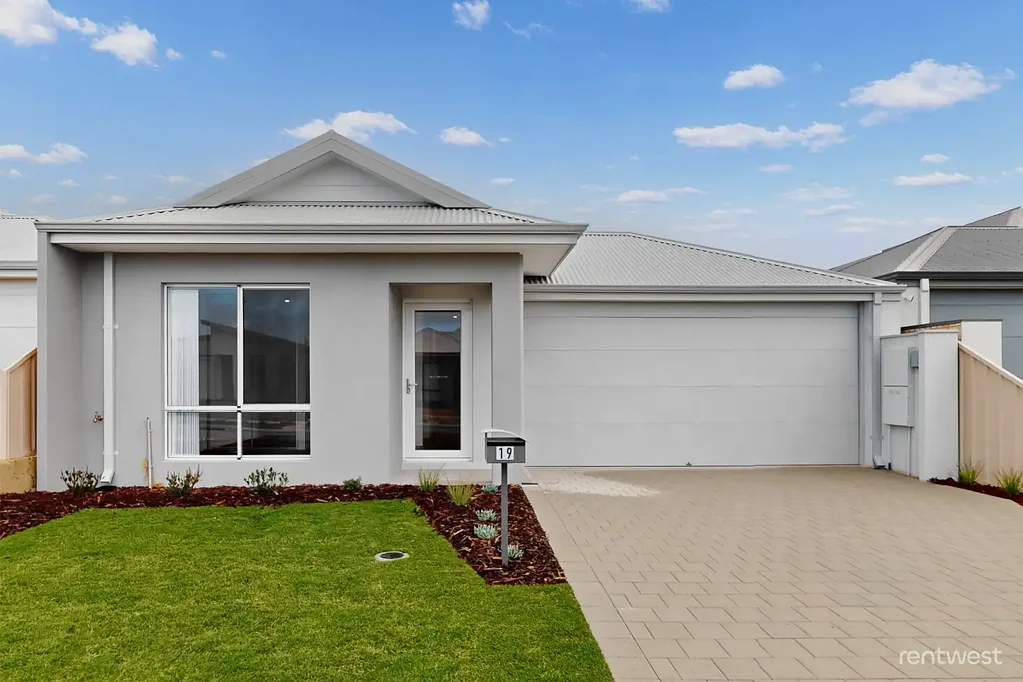 STYLISH FOUR BEDROOM HOME - BEACHSIDE LIVING!