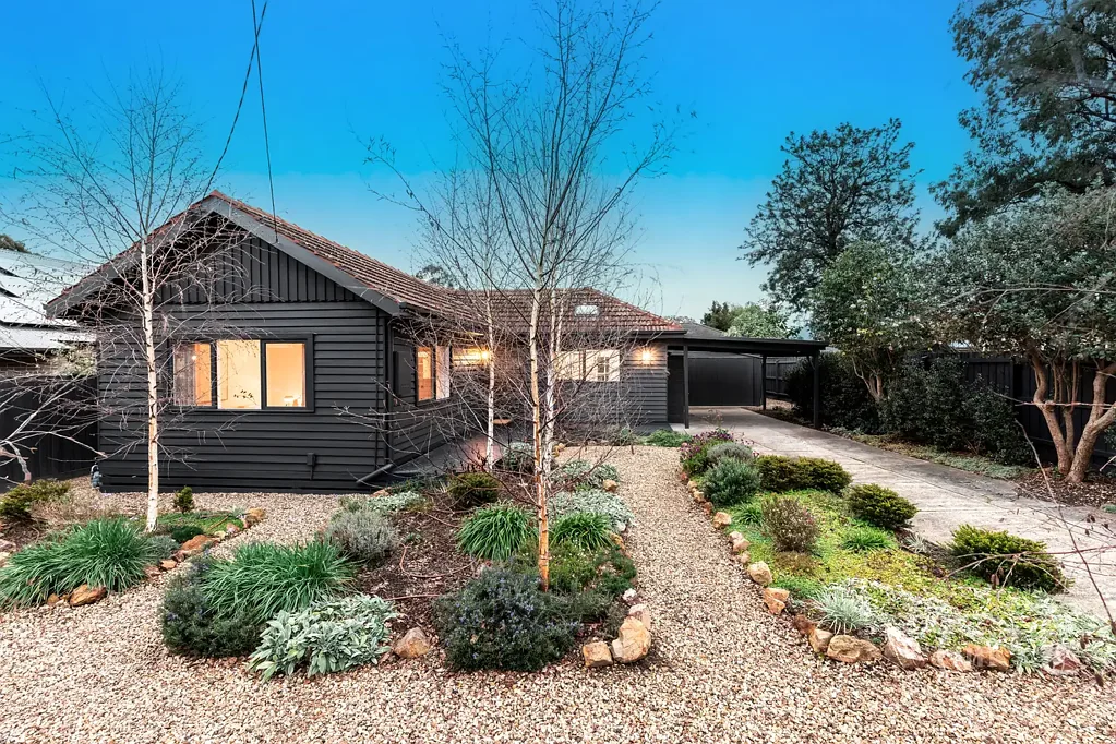 Greensborough 3房  A Garden Cottage Full of Character and Charm