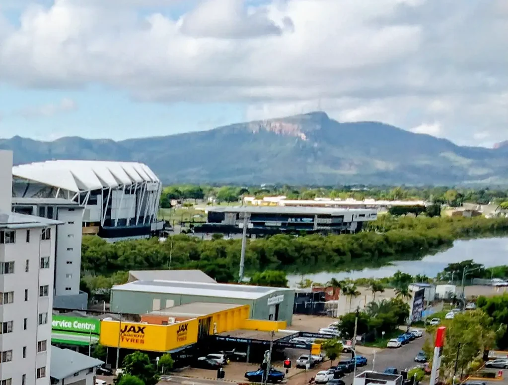 Townsville City 3 Bedroom Don't miss this out on this very tidy & rare 3 bedroom CBD apartment! Call now!!