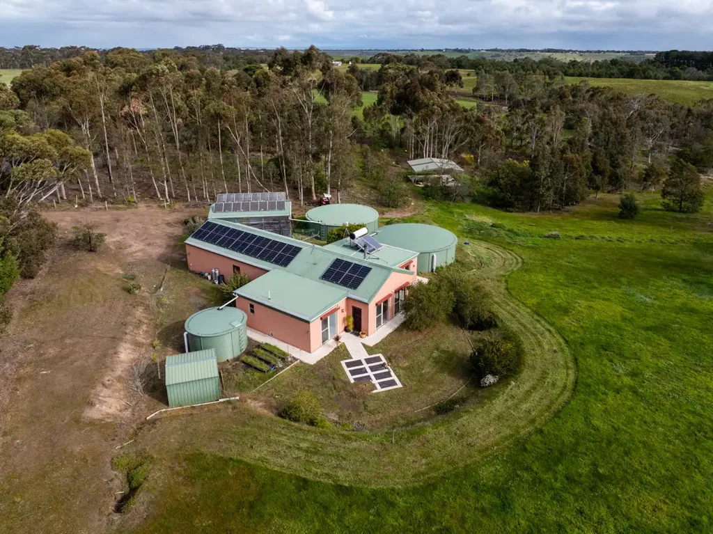 Maude 2房  Space, Sustainability & Country Living - 5 acres (approx)