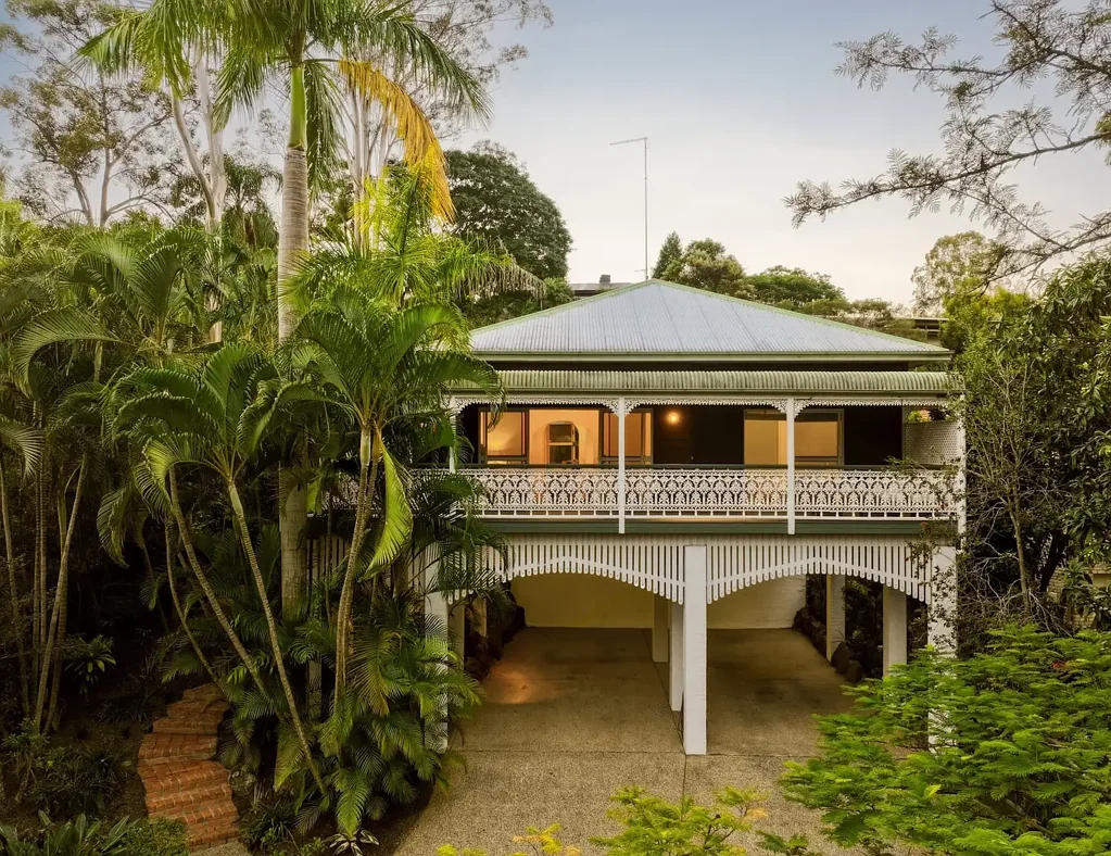 Chapel Hill 4ਬੈੱਡਰੂਮ Timeless Queensland Elegance in a Prized Parkside Cul-de-Sac