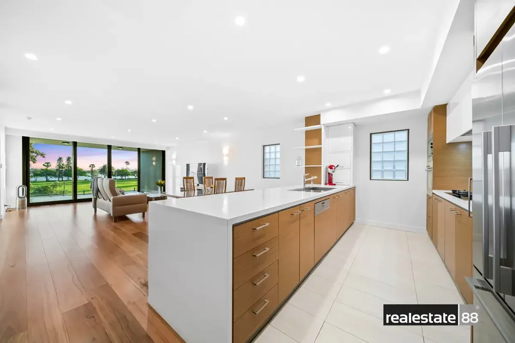 East Perth 3Kwarto PODIUM APARTMENT WITH REAR COURTYARD!