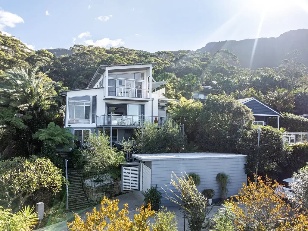 Wombarra 5房  Stunning coastal family home on an expansive 1,910m2 block!