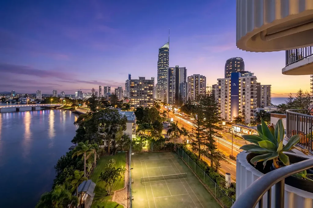 Surfers Paradise 2غرفة نوم SPACIOUS RENOVATED RIVERSIDE APARTMENT WITH SWEEPING WATER VIEWS!