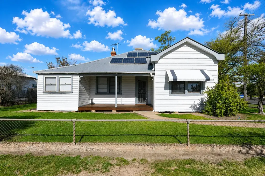 📍 Charming Family Home with Solar Panels & Spacious Yard