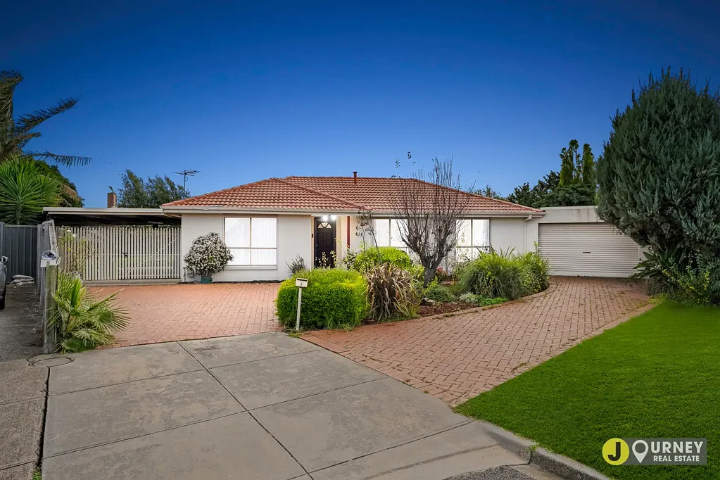 Keilor Downs 3غرفة نوم Spacious Family Living on 714m² with Exceptional Parking & Year-Round Entertaining