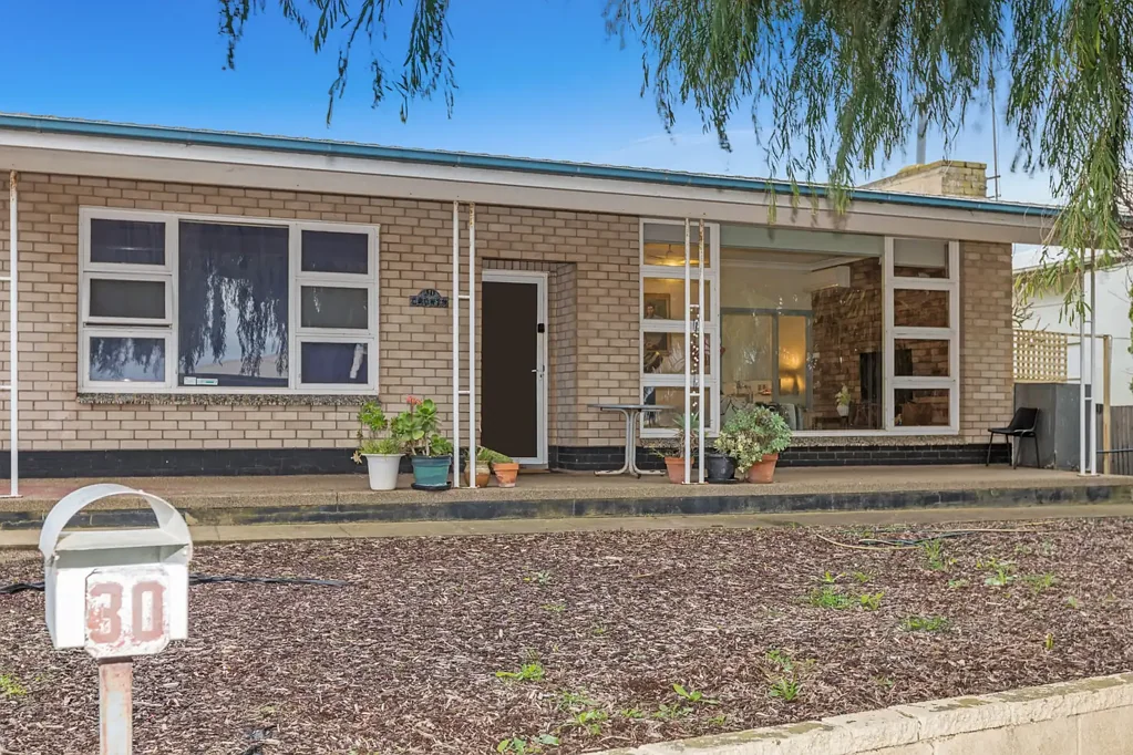 Port Lincoln 2房  A Solid Investment - A standalone brick home on a large lot