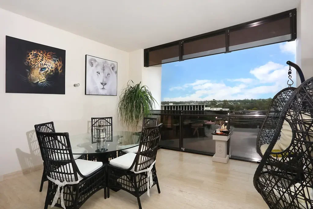 Benowa 3房  Luxurious Corner Apartment with Stunning Views at Marina Concourse