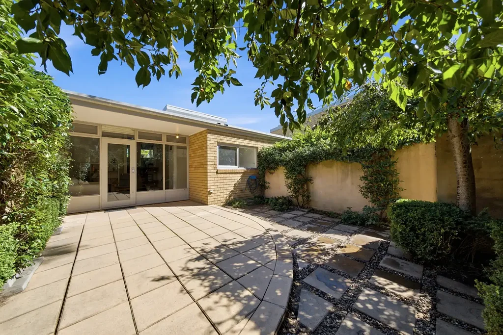 Campbell 2房  The timeless appeal of an Harry Seidler architectural designed, split level townhouse