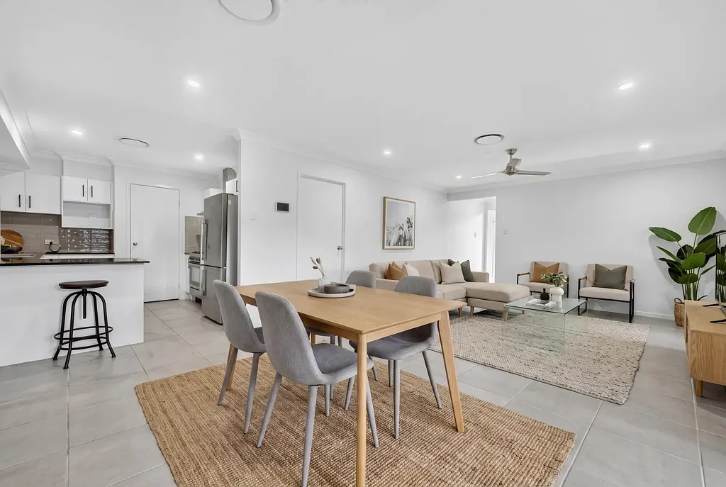 South Maclean 4બેડરૂમ SUBMIT ALL OFFERS  - THIS ONE WON'T LAST!