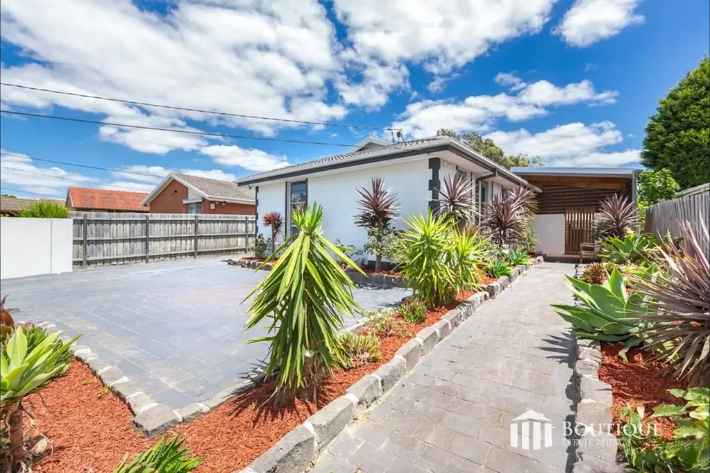 Dandenong North 3房 Dandenong North中心地 优质硬木地板 Westinghouse厨房 管道供暖冷却 户外吧台淋浴 双车库安全 Light-Filled Family Living with All-Season Entertaining