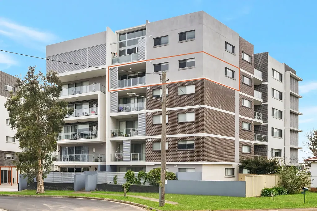 Campbelltown 3房 四楼宽敞三卧 公寓现代舒适 私人阳台视野好 精致燃气厨房 主卧带套间 瓷砖浴室车位双 安全综合体位置优 近邻学校商店交通 Spacious Apartment with Oversized Interiors and Elevated Outlook