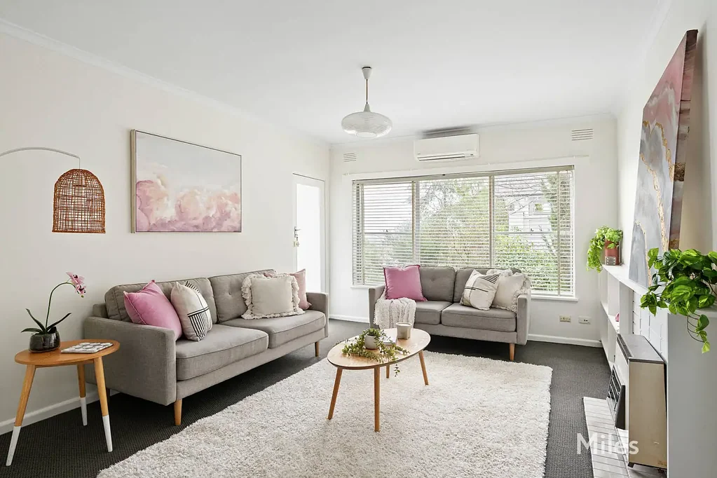 Ivanhoe 2침실 Under Contract