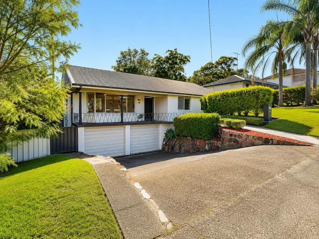 Belmont North 5ห้องนอน Beautifully renovated with a versatile family floorplan in quiet cul-de-sac