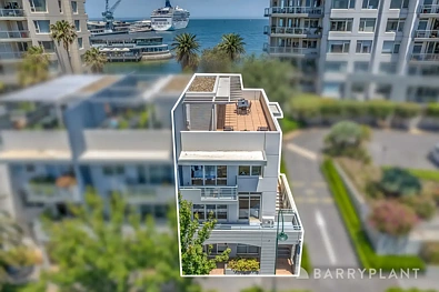 Port Melbourne 4房 Port Melbourne核心联排 滨海景观壮丽 自然采光充沛 四卧空间灵活 主卧套房豪华 顶层露台开阔 Live the Ultimate Bayside Lifestyle