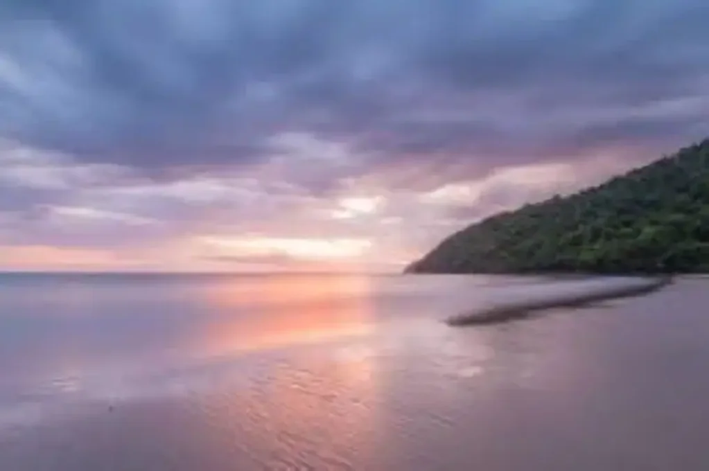 Etty Bay  1 ACRE PLUS- CLOSE TO BEACH LAND:MAINS POWER & MAINS WATER, HIGH & DRY-$240,000
