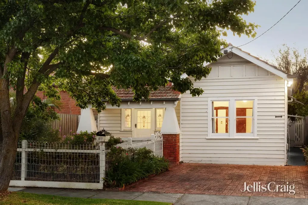 Mckinnon 3Kwarto Californian charm with two frontages in the McKinnon zone