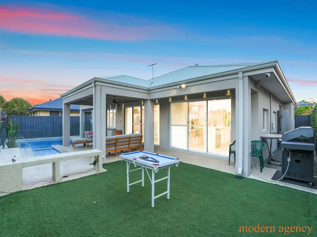 Brabham 4chambre Big Block Luxury with Resort-Style Living in the Heart of Brabham