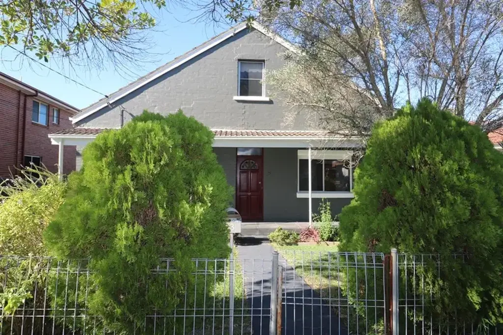 HUGH FAMLIY HOME IN WELL MAINTENANCE CONDITION