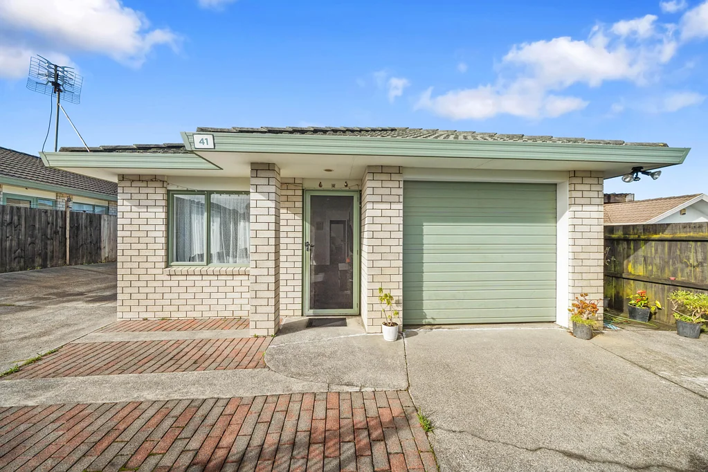 Clendon Park 3कमरा OWNERS WANT TO MOVE! NEED TO SELL!