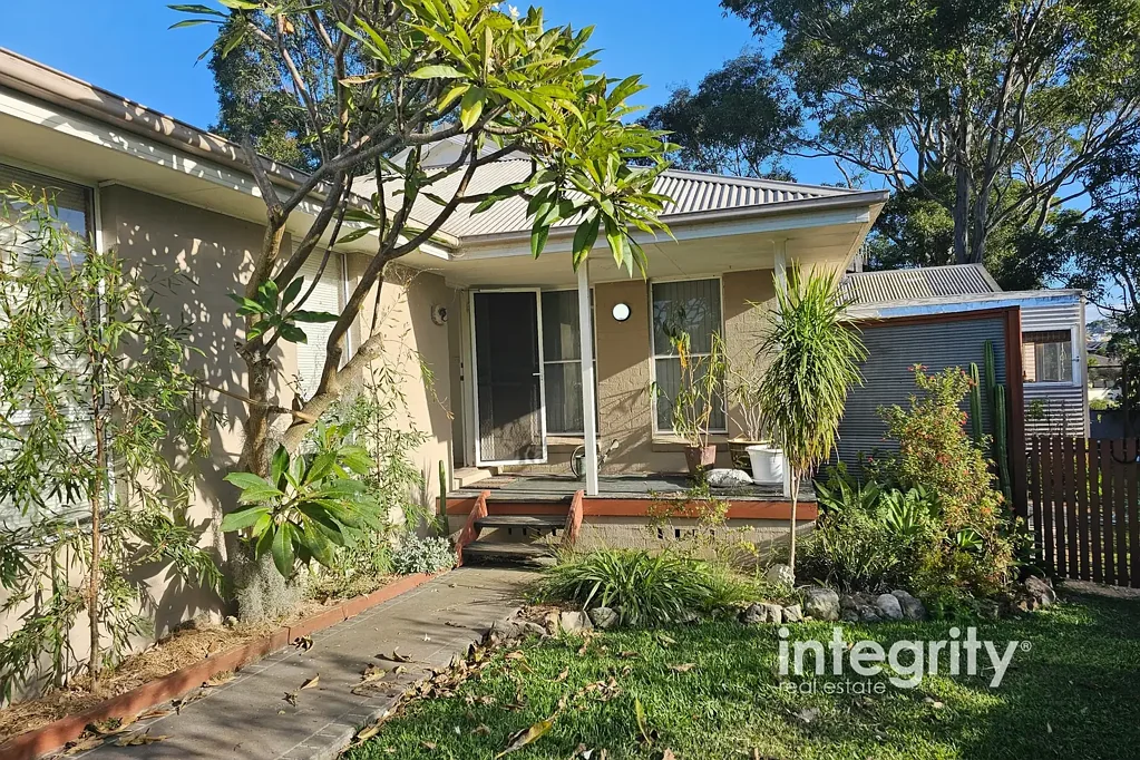 spacious family home - lawn maintenance included!