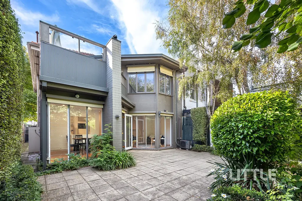 Prahran 4房 独立式时期住宅 宽敞两居室公寓 两个独立地块 豪华四居室潜力 后部通道维多利亚花园 顶级位置安静绿树成荫 街道停车许可证 精品购物咖啡馆近 Rare Opportunity.  Charming Period Property with Exceptional Potential in Premier Location.