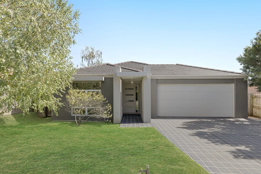 11 Melzak Way, Berwick, VIC 3806