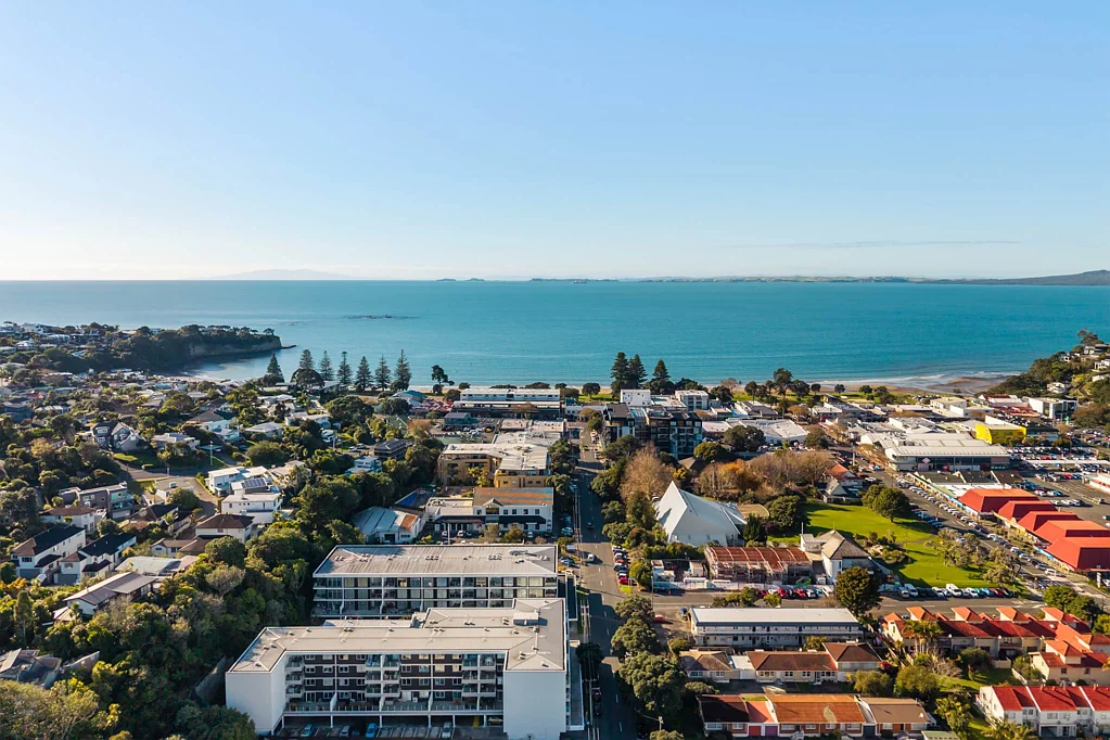 Browns Bay 2房  Sunlit Modern Living, Beachside Convenience