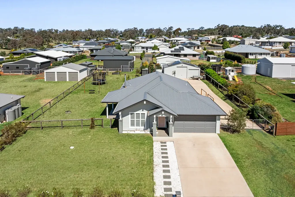 10 Lapwing Crescent, Meringandan West, QLD 4352
