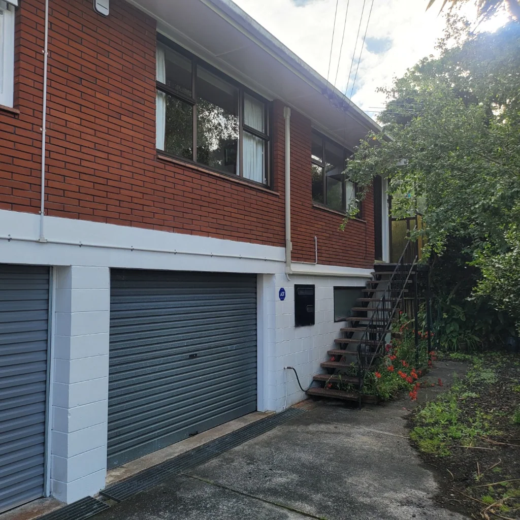 Classic red brick unit 2 mins to Dominion Rd