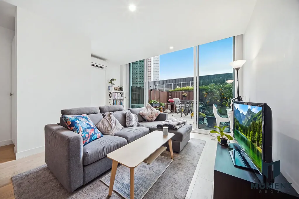 North Melbourne 2ਬੈੱਡਰੂਮ Spacious 2-Bedroom Apartment with Large Courtyard, Study, Car Space & Storage