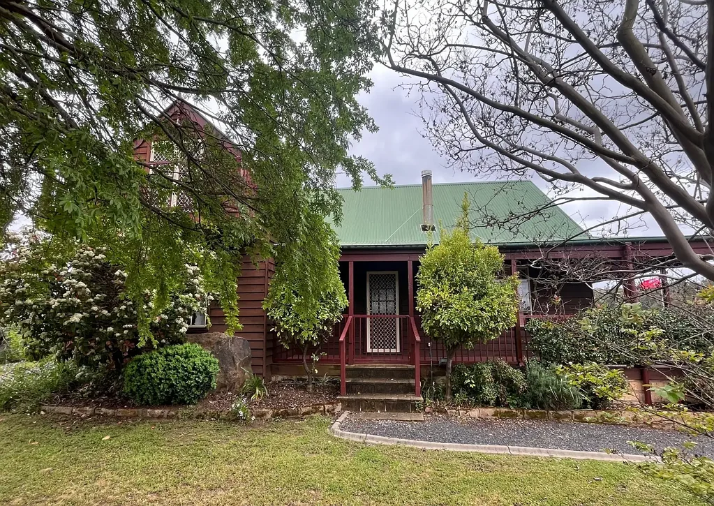 Coonabarabran 3 Bedroom Lots of Living-House,Entertaining,Shed -15O5 sqm block