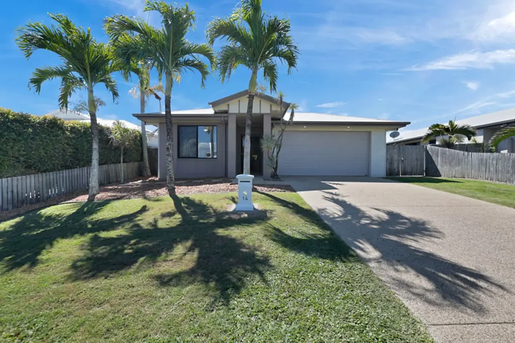 Rural View 4房  Contemporary Four‑Bedroom Haven in Rural View with Floating Deck & Double Garage