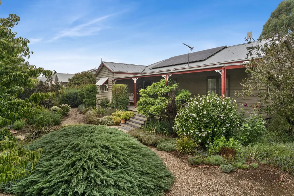 Trentham 3房  Charming Trentham Home on Expansive Garden Allotment In a great location.