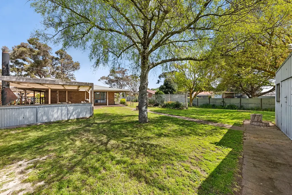 Creswick 3غرفة نوم Spacious Brick Family Home with Sheds and Solar