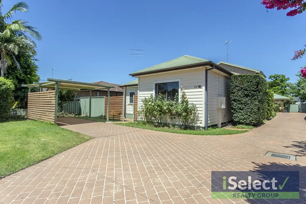 GREAT LOCATION & LOW MAINTENANCE!